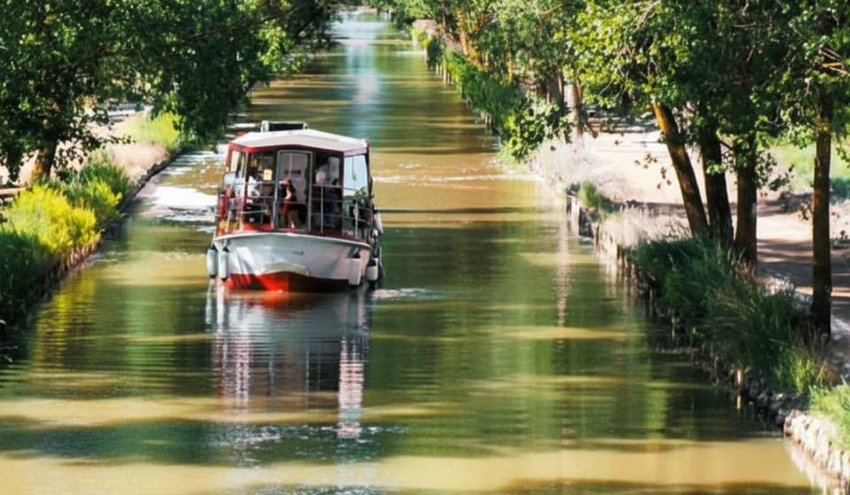 Casi nadie conoce este plan: viajas en tren, visitas un castillo y paseas en barco por un canal único en España