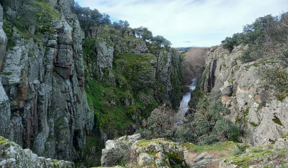 A solo una hora de Madrid: el sendero de Segovia que atraviesa un cañón de 40 metros y un río escondido
