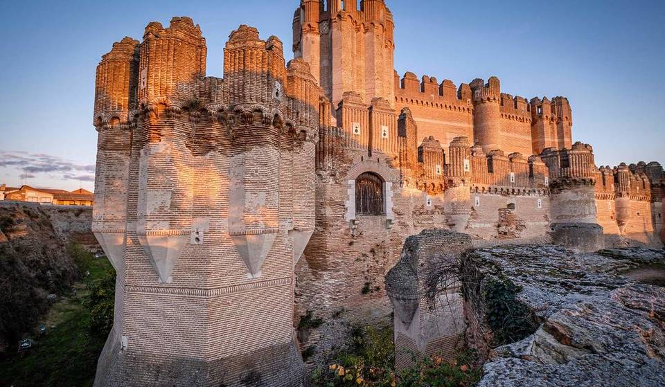 Un gioiello nascosto a un’ora e mezza da Madrid: il castello gotico mudéjar appartenuto alla Casa d’Alba e degno di un film