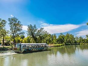 Das beliebteste und magischste kostenlose Angebot des Monats: Theater an Bord eines Bootes in der Abenddämmerung