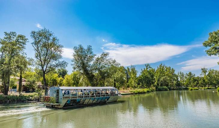 El plan gratuito más demandado y mágico del mes: teatro a bordo de un barco al anochecer