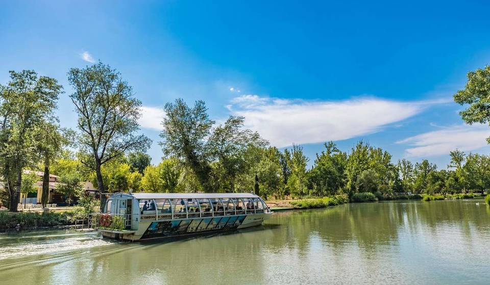 El plan gratuito más demandado y mágico del mes: teatro a bordo de un barco al anochecer