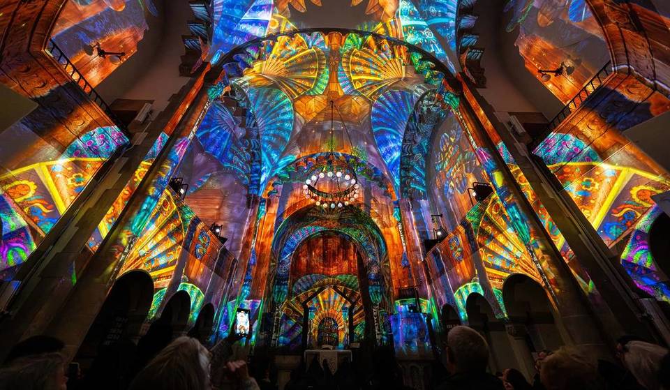 Un río de música, luz y color inunda una céntrica iglesia de Madrid: todo sobre el espectáculo inmersivo ‘FLOW’