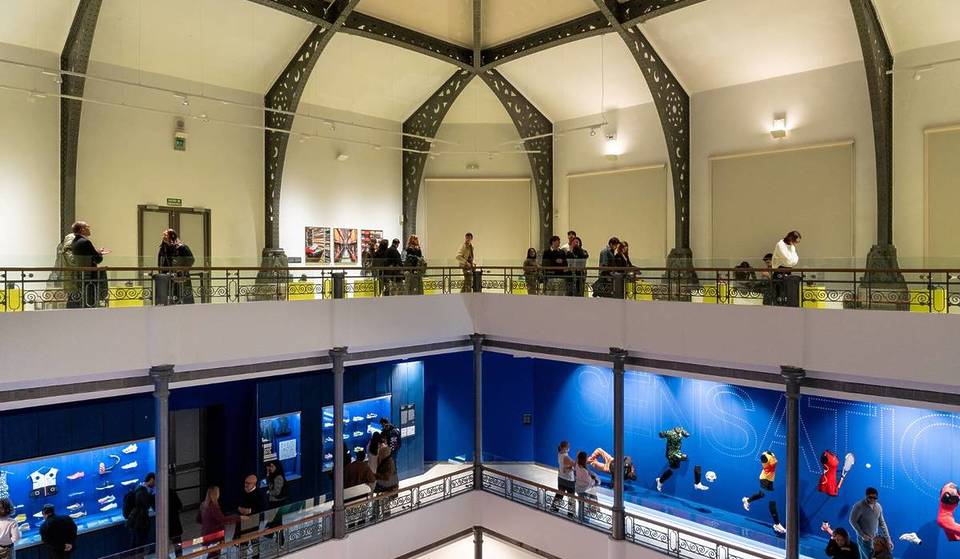 Von den Turnschuhen, in denen Forrest Gump immer gelaufen ist, bis hin zu den ikonischen Schuhen aus „Zurück in die Zukunft“: Die Nike-Ausstellung erweitert ihre Musterkollektion