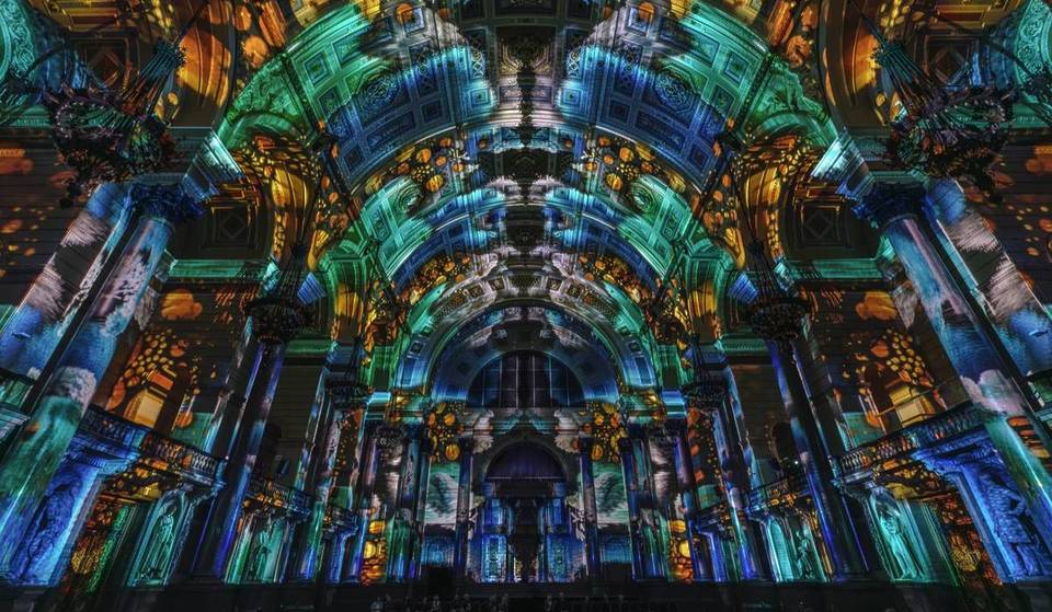 Música clássica e “videomapping”: este é o espetáculo que transforma uma igreja de Madrid no curso do rio Vltava.