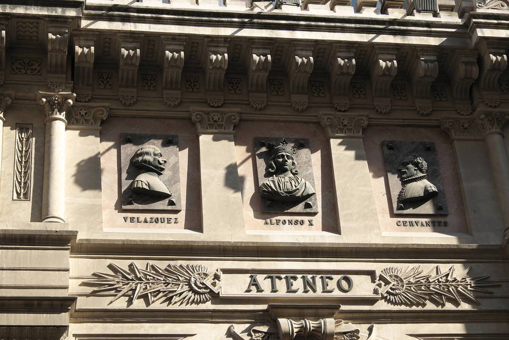 Primo piano dei rilievi della facciata principale dell’Ateneo di Madrid
