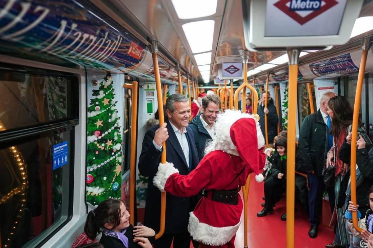 Papá Noel, conciertos y luces en el Tren de la Navidad del metro de Madrid