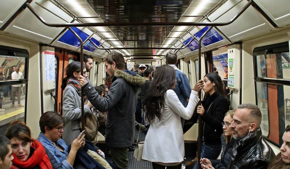 Metro de Madrid lanza un mensaje claro a los viajeros sobre el uso de mochilas: así es como hay que llevarla dentro del vagón