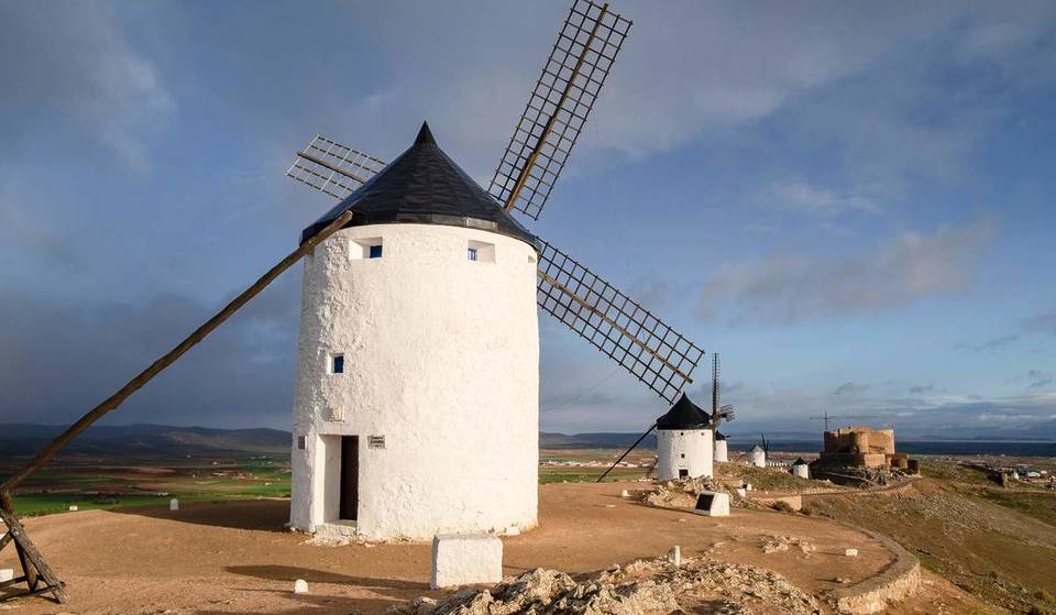 Parece sacado de una película navideña: un pueblo con molinos, castillo y chocolate caliente a solo una hora de Madrid