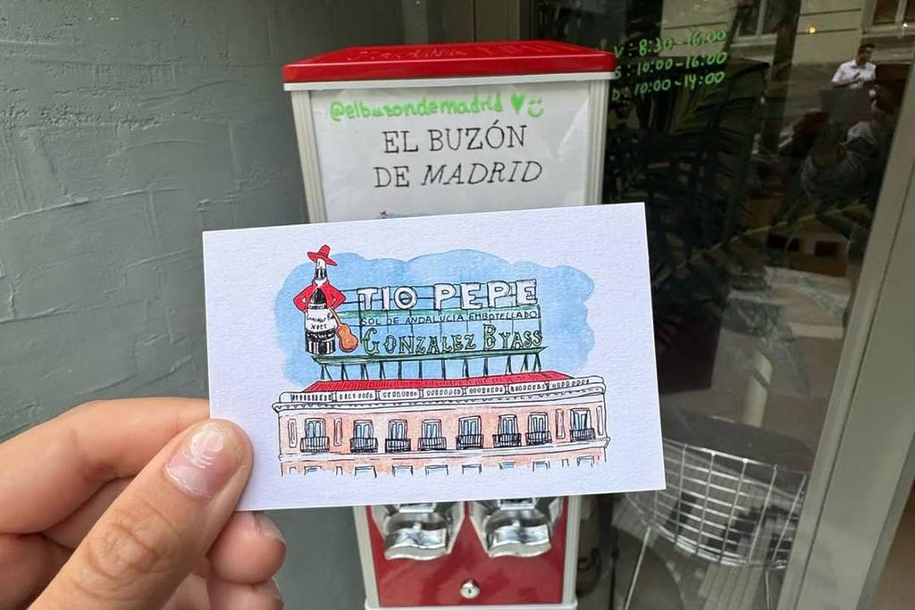 La máquina de postales que vuelve locos a turistas y madrileños: por 1 euro y con diseños únicos