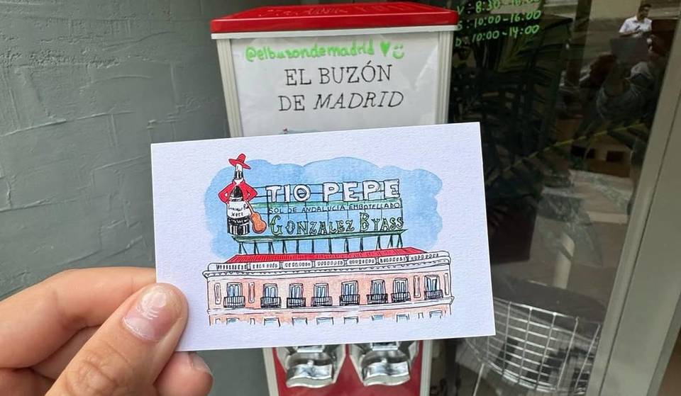 La máquina de postales que vuelve locos a turistas y madrileños: por 1 euro y con diseños únicos