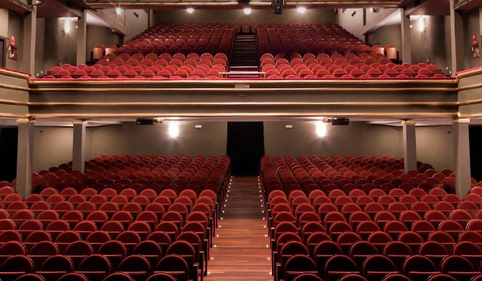 Per la prima volta e solo questo fine settimana: un esclusivo teatro di Madrid si trasforma in un mercatino delle pulci di beneficenza