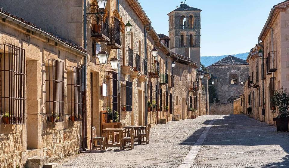 Parece un cuento de Navidad: la villa medieval a 1,5 h de Madrid donde la nieve cubre sus palacetes y calles de piedra en invierno