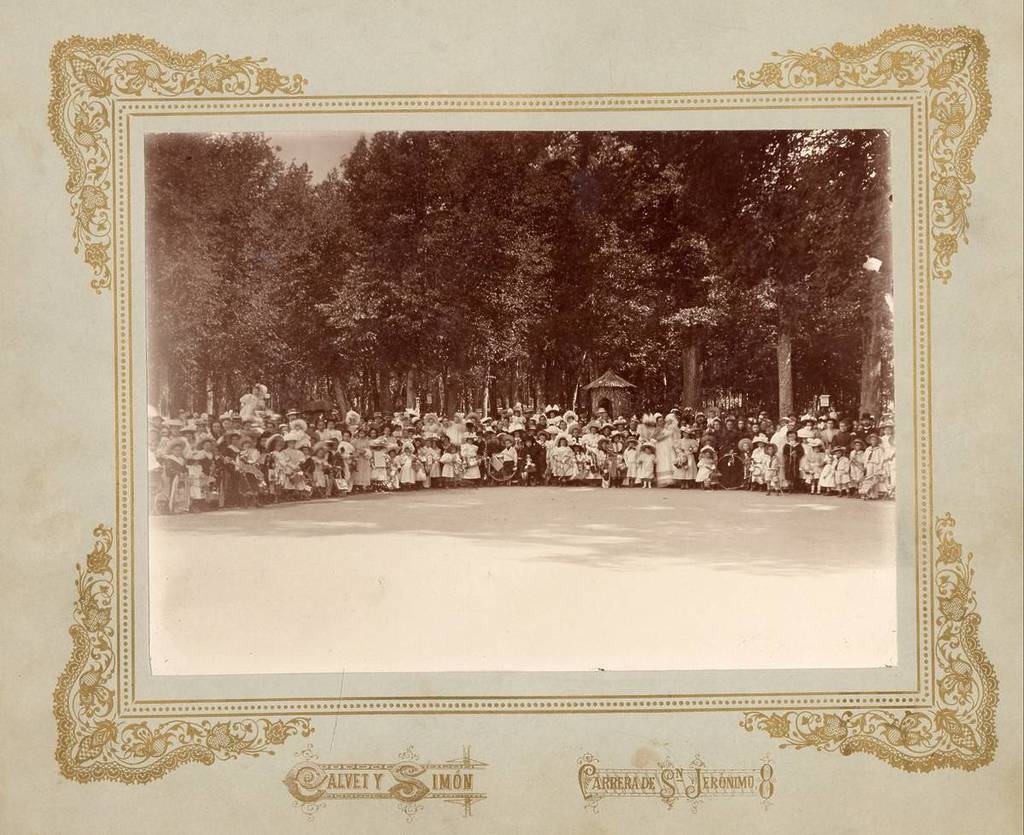 Niños con amas posando en un parque, Calvet y Simón, h. 1900, 10169524, AGP, Patrimonio Nacional