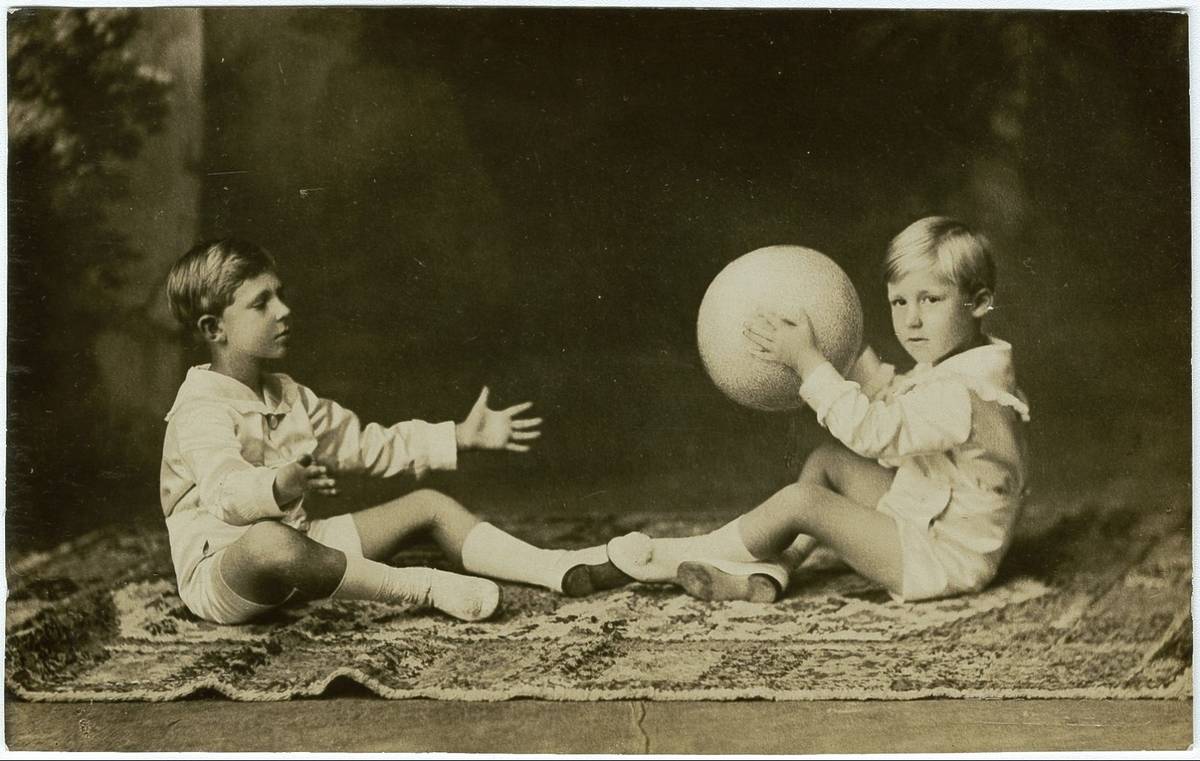 Los infantes Juan y Gonzalo posan sentados jugando a la pelota, Christian Franzen, 1918, 10238062, AGP, Patrimonio Nacional