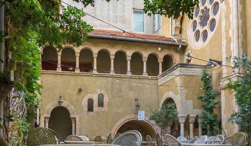 Una curiosidad arquitectónica escondida en el número 6 de la Castellana: la alemana ‘iglesia de la paz’ que casi nadie conoce