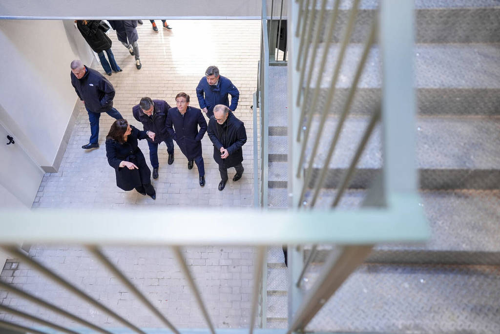 Promoción Iberia Loreto 1, ubicada en el distrito de Barajas con los representantes del Ayuntamiento. Crédito editorial: Ayuntamiento de Madrid