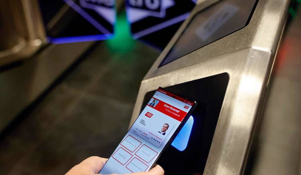 Goodbye to physical cards on the Metro, Cercanías, and buses in Madrid: starting today, you can use your transport pass with your mobile phone.