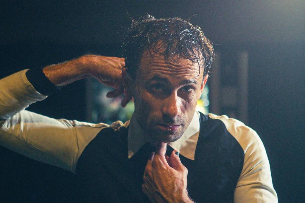 Der katalanische Schauspieler, der gerade bei den Emmys abgeräumt hat und jetzt mit seinem Stück mitten in Lavapiés Erfolg hat.