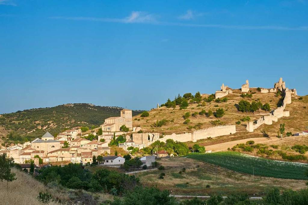 El bonito pueblo a 2 horas de Madrid conocido como “el Hobbiton” de Segovia: su castillo se vendió por 150 € y tiene casas que parecen de ‘El Señor de los Anillos’