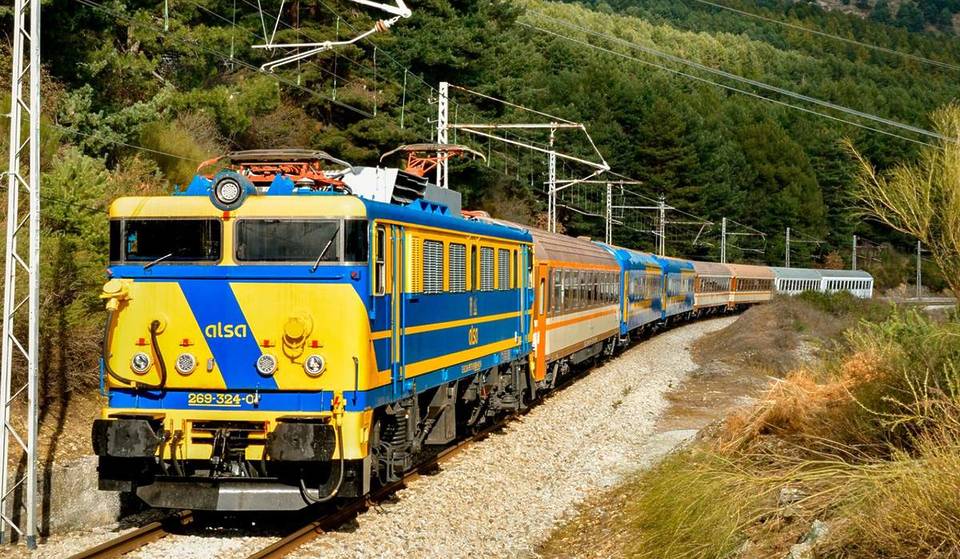 Il treno retrò che torna per un giorno ed è un gioiello ferroviario: viaggiare come negli anni ’80 attraverso la Sierra.