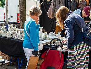 La Moraleja ospita un mercatino con i mobili che i vicini non vogliono più: più di 30 camion, pezzi unici e spirito francese.