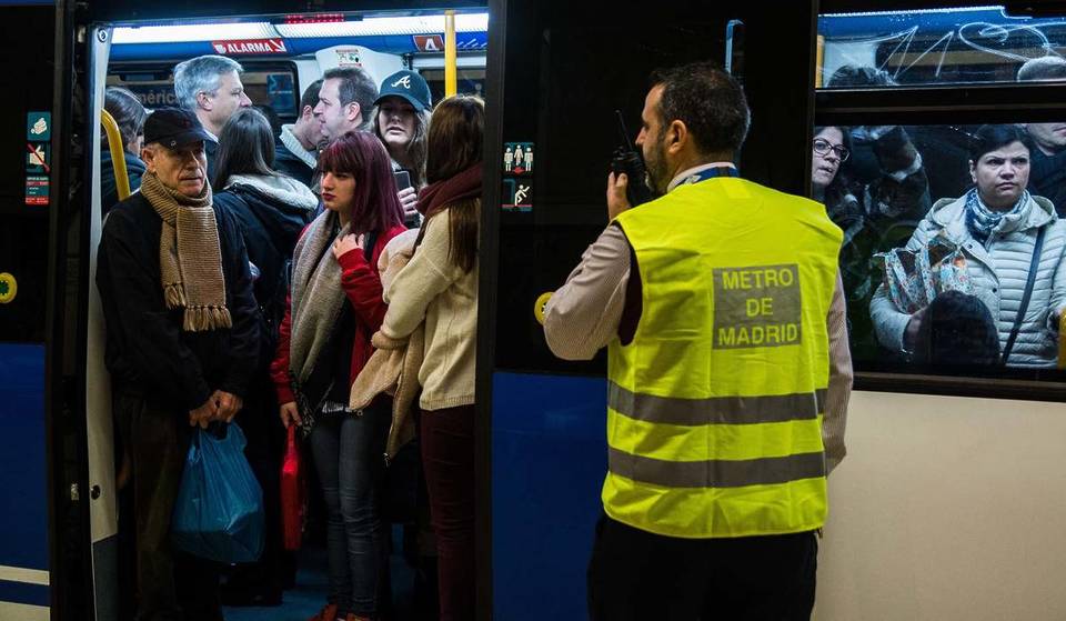La metropolitana di Madrid lancia un messaggio chiaro ai passeggeri sull’uso delle barre: è una questione di civiltà.