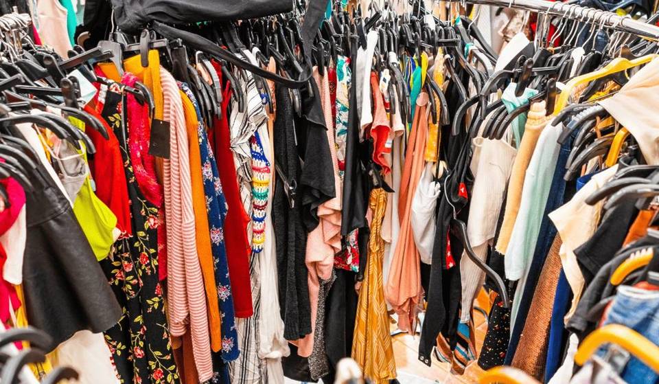 Mieux que n&rsquo;importe quel magasin de vêtements d&rsquo;occasion : le marché solidaire avec des vêtements à partir de 1 € est de retour.