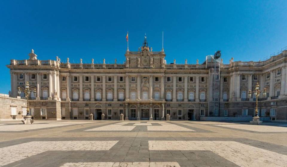 Der größte Palast Westeuropas steht in Madrid und du kannst ihn besichtigen: ein Denkmal mit mehr als 3.000 Zimmern und Werken von Velázquez und Goya
