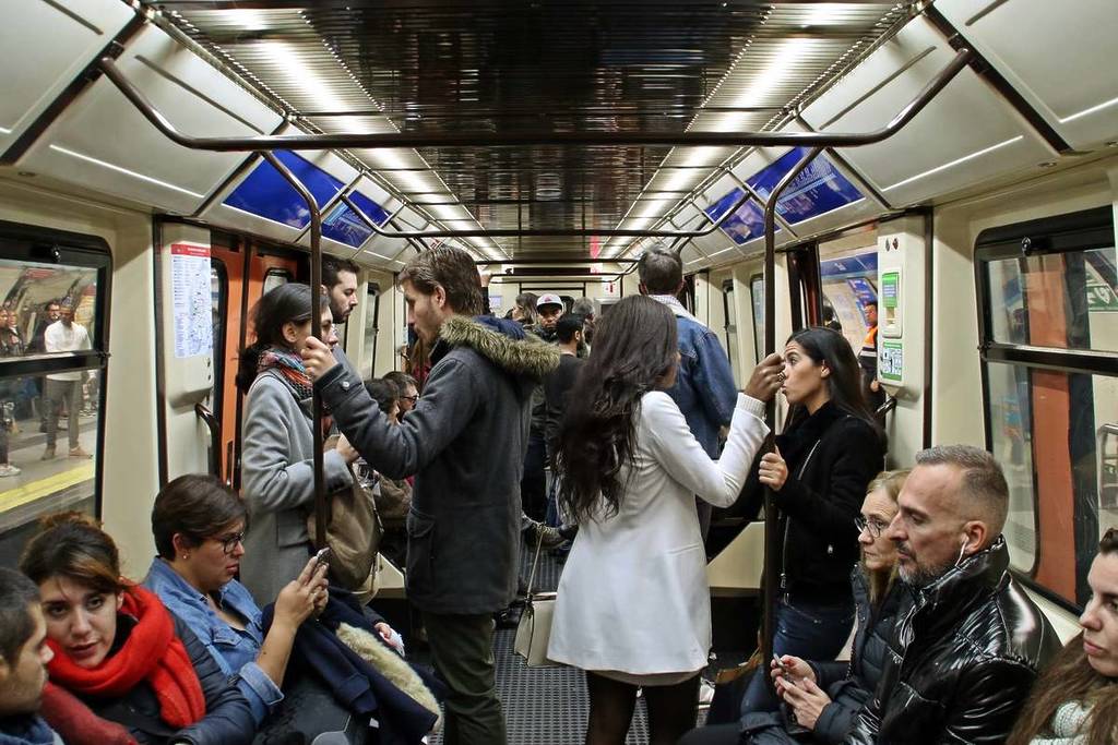 Uno dei messaggi più chiari della metropolitana di Madrid riguarda l’ascolto della musica: è una questione di civiltà.