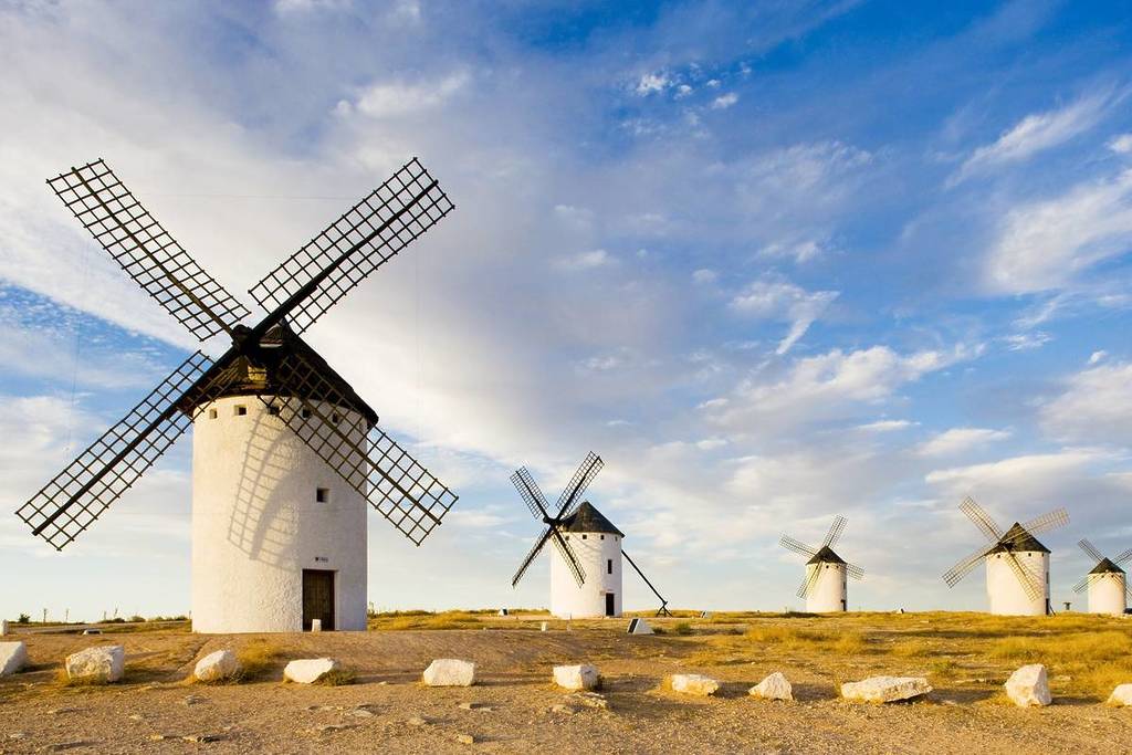 La escapada en tren desde Madrid que revive la historia de Don Quijote entre molinos de viento: parece sacado de una novela