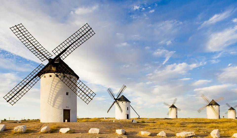 La gita in treno da Madrid che fa rivivere la storia di Don Chisciotte tra i mulini a vento: sembra uscita da un romanzo.
