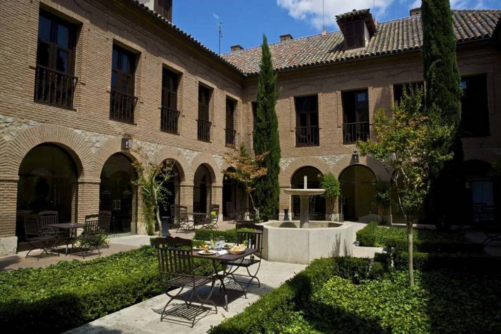 The most beautiful parador in Spain is located in a former 15th-century monastery 40 minutes from Madrid: it has an impressive glass-roofed cloister.