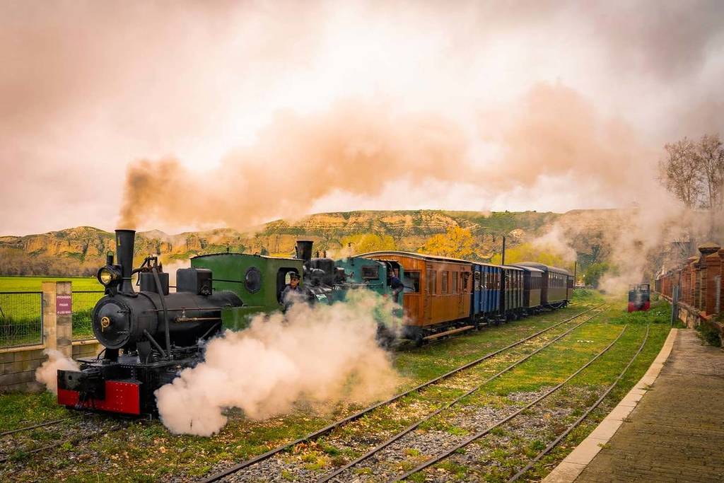 Madrid recupera el único tren de vapor de la región: lo usaba Alfonso XIII, te lleva por lagunas y puentes y hay billetes por 3€
