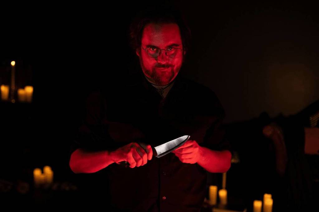 Primeiro plano de um ator que interpreta um assassino em série no Serial Killer Speakeasy.