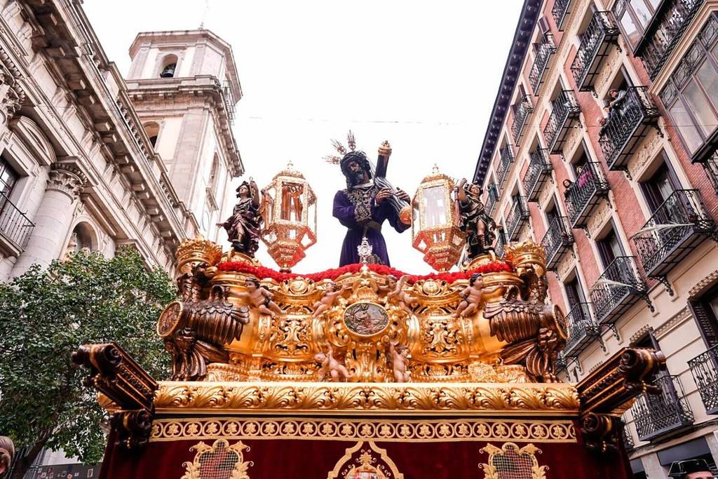 Die Prozessionen am Gründonnerstag 2026 in Madrid: Die Figur des „Divino Cautivo“ von Mariano Benlliure wird in der Prozession getragen und es werden Saetas gesungen