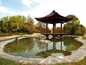 Die versteckte Ecke von Kyoto in Madrid: mit einem Bonsai-Museum und einer in Spanien einzigartigen Friedensglocke