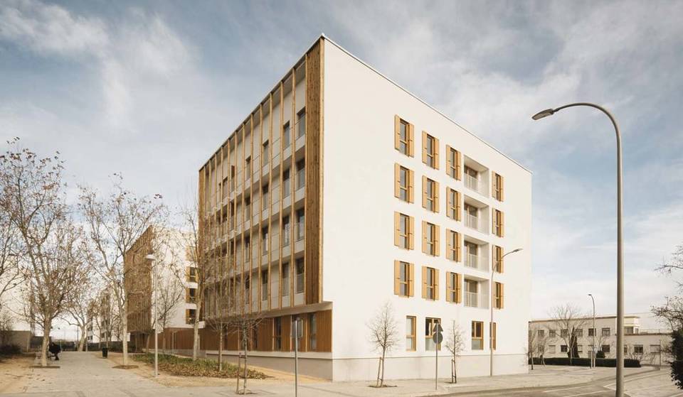 Madrid anuncia novos apartamentos para arrendamento a partir de 300 € por mês: como te inscreveres no sorteio de habitações com garagem e piscina