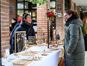 The market held in an exclusive neighborhood in northern Madrid returns on April 18: fashion, unique ceramic pieces, and jewelry with fresh flowers