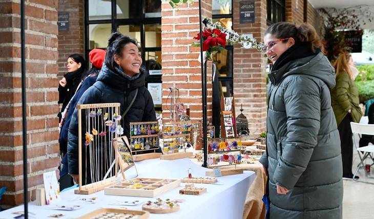 O mercado que se realiza num bairro exclusivo a norte de Madrid regressa no dia 18 de abril: moda, peças únicas de cerâmica e joias com flores naturais