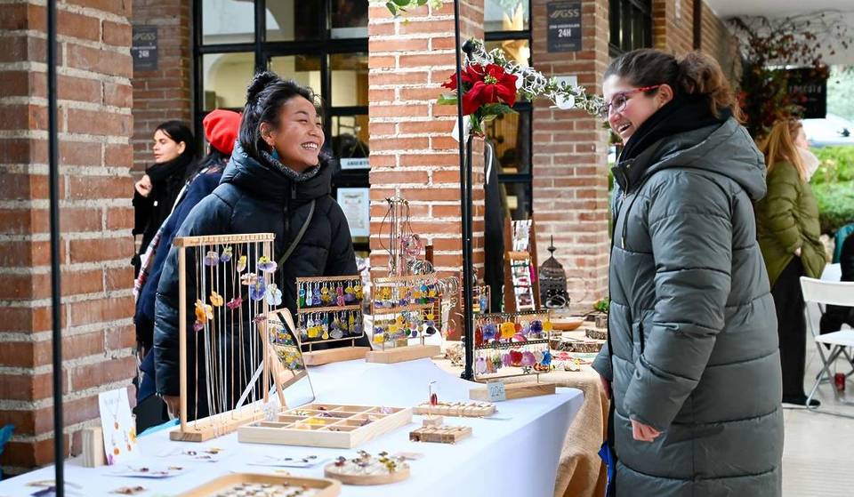 El mercadillo que se celebra en una exclusiva urbanización del norte de Madrid regresa este 18 de abril: moda, piezas únicas de cerámica y joyas con flores naturales