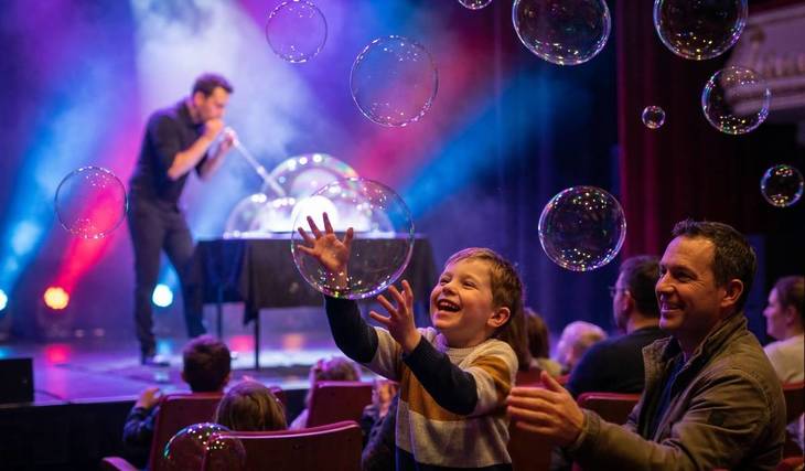 Des milliers de bulles envahiront l’Institut Français de Madrid lors de ce spectacle familial magique : pour une journée seulement