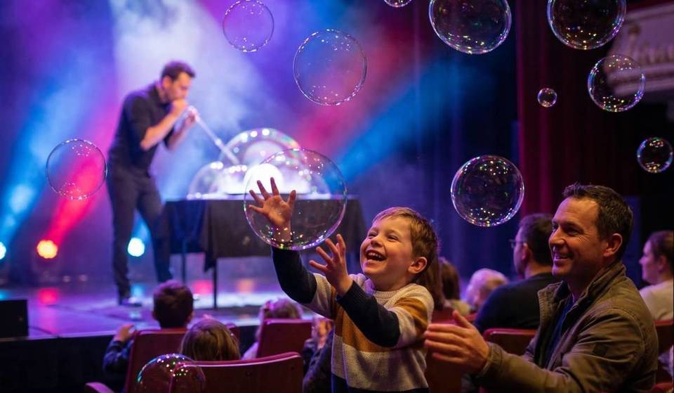 Des milliers de bulles envahiront l’Institut Français de Madrid lors de ce spectacle familial magique : pour une journée seulement