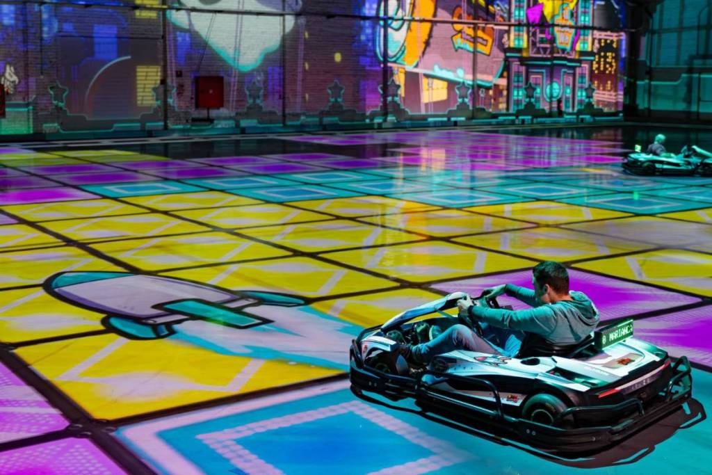 Ecco com’è la pista di karting con realtà aumentata che chiude definitivamente a Madrid: si trova al Palacio de Hielo ed è come un videogioco nella vita reale