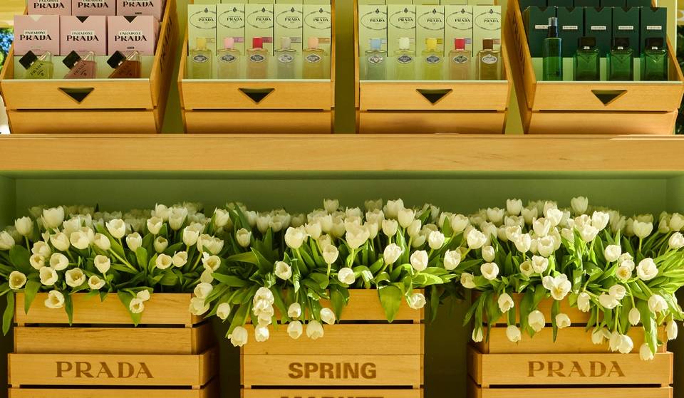 Un pop-up ispirato a un mercato dei fiori: ecco la nuova esperienza di Prada Beauty a Madrid