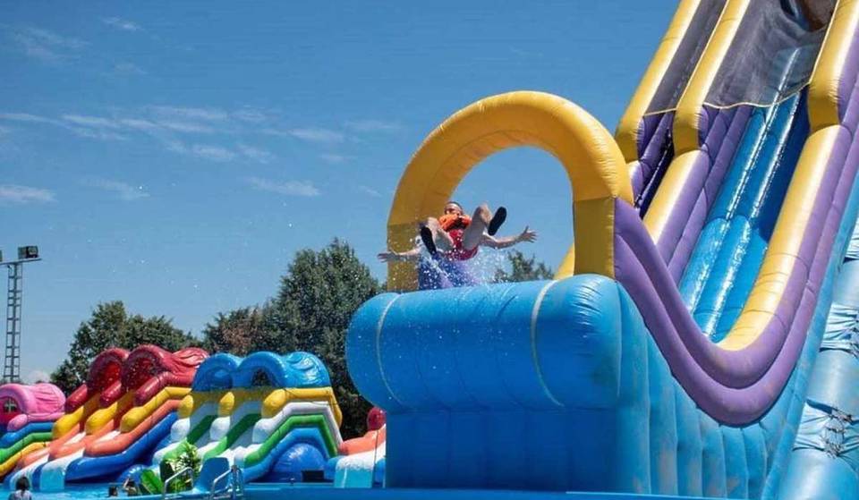 A solo 1 ora da Madrid: riapre il parco acquatico gonfiabile più grande della Spagna con scivoli giganti