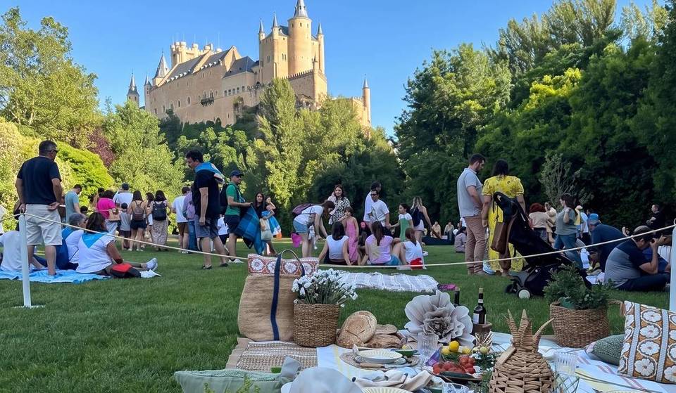 Uma tarde de piquenique, música e gastronomia numa «das mais bonitas prados urbanos do mundo»: fica aos pés do Alcázar de Segóvia e vai ter dois espetáculos com drones