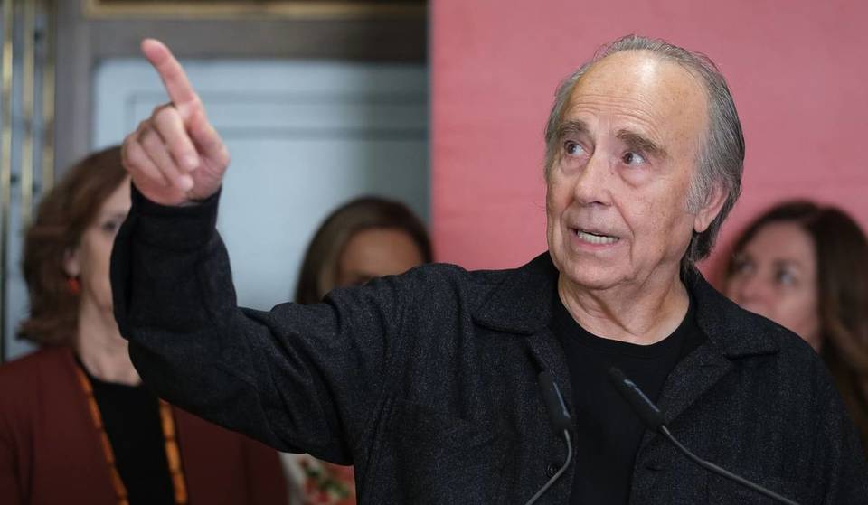 Une commune de la région de Madrid retire le nom de Joan Manuel Serrat d’un bâtiment municipal et déclenche la polémique entre les habitants et l’opposition