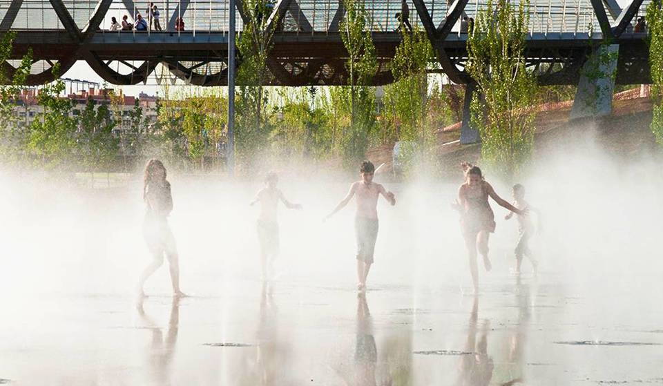 En pleno centro: Madrid abre la única fuente urbana de la ciudad donde está permitido el baño para refrescarse gratis en Arganzuela