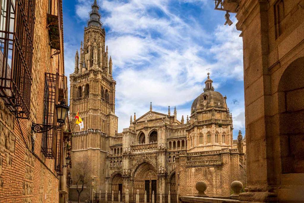 La capitale spirituale del Paese a un’ora di treno da Madrid: ecco com’è la storica sede arcivescovile di Toledo